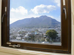 高層階の窓からの眺め(山)