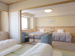 和洋室一例。ベッド２台と畳のお部屋も組み合わせもございます。