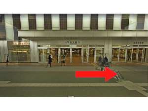 西口を出たら左へお進みください。