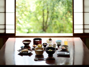 朝食の風景。心地よい自然と共に...(イメージ)