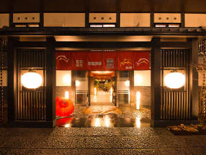 ◆外観◆正面にちいさな橙色の灯り “ちょうちん” を提げ、皆さまをお待ちしております