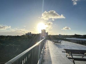 屋上テラスからの夕日。台風などの荒天時以外はテラスを開放しています。
