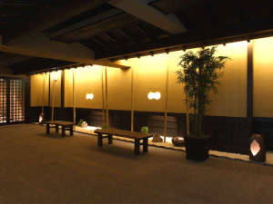 館内に一歩足を踏み入れれば…和の情緒あふれる非日常の空間。