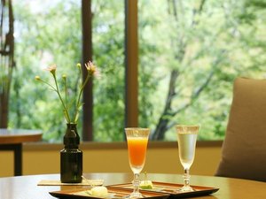 【ライブラリーラウンジ】ウェルカムドリンクとお着き菓子