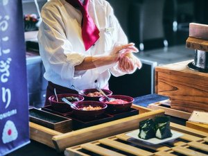 朝食イメージ お客さまの目の前でにぎるおにぎり(お好きな具材をお選びいただけます。)