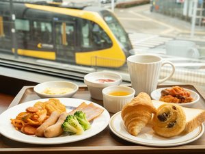 外の風景を楽しみながら朝食を