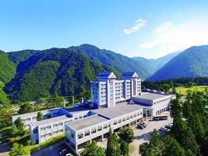 アルペンルートの玄関口立山駅から車で7分。pH9.8の温泉も楽しめるリゾートホテルです。