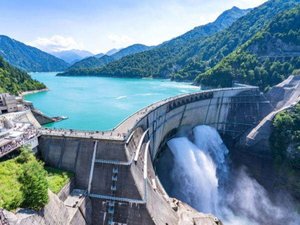 【黒部ダム】観光放水も楽しめる