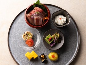 【夕食】旬の地元食材を使用した豪華和会席 季節の彩り前菜盛り合わせと旬の川魚お造里 ※写真は一例です