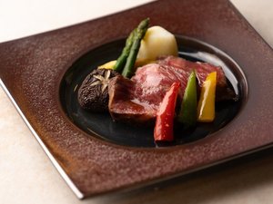【夕食】旬の地元食材を使用した豪華和会席 国産牛香味焼 人気の自家製味噌を添えて ※写真は一例です