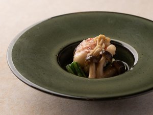 【夕食】旬の地元食材を使用した豪華和会席 甘鯛吉野煮 ※写真は一例です