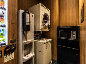 1�K�Ɏ����̔��@�@���X�@�A�d�q�����W�A�R�C�������h���[�i����1��500�~�A����30��100�~�j ��ݒu�B 