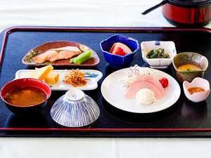 ・【朝食一例】彩り豊かな小鉢が並ぶ、身体にやさしい和朝食をご用意しております