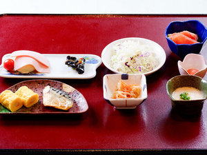 ・【朝食一例】旅先で味わうバランスよく上品な和朝食。ほっと和むホテルの朝時間