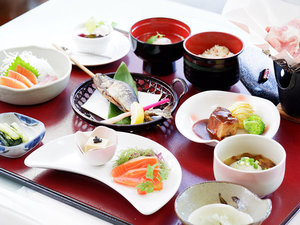 ・【夕食一例】新鮮なお造りから温かな鍋まで、旅の疲れを癒す極上の和食膳