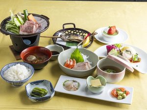 ・【夕食一例】彩り鮮やかに、旬の食材を使った季節の料理を心を込めてご用意いたします