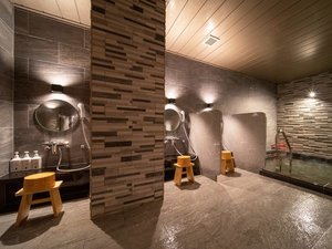 スーパーホテルオリジナルのノンシリコンシャンプー類完備♪洗い場の椅子・桶にも国産のヒノキを使用