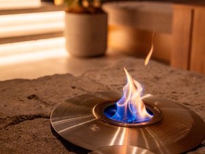 揺れる炎が、夜をほどく。