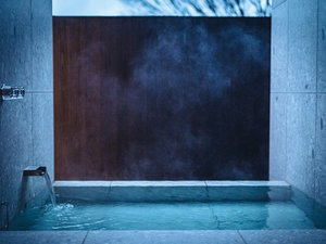 湯けむりが、静寂を形にする。