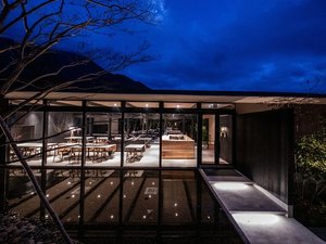 Restaurant. 食事の時間も特別に、静かに流れるレストラン