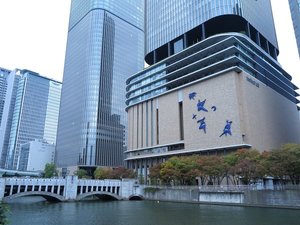 フェスティバルホールまでは徒歩5分ほどで到着いたします。