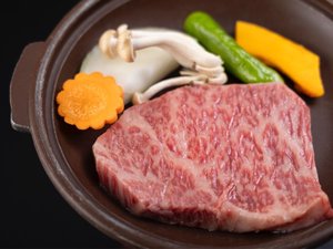 知多が誇るブランド牛「知多牛」を贅沢に。とろける旨みのサーロインステーキ。