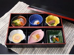 わんちゃん専用のこだわりメニューは、早食いを防ぐ工夫も取り入れ、体にやさしい食事を堪能いただけます。