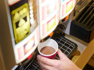 24時間フリードリンク。お部屋にお持ちいただける紙コップとフタのご用意もございます。