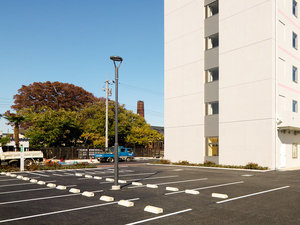 駐車場は無料!最大75台の大型駐車場はホテル敷地内。大型車も事前予約にて駐車可能です。