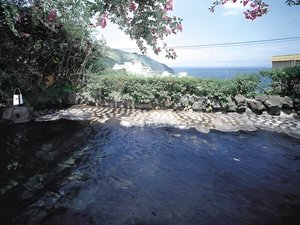 ブーゲンビリアの咲き誇る貸切露天風呂