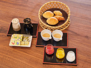 ・【貴賓室朝食(一例)】焼き立てパンの香ばしさがたまりません。ジャムやバターのご用意もございます