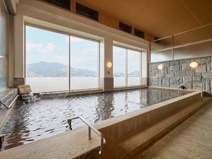 ・【大浴場】大きな窓から景色を一望できる開放的な大浴場