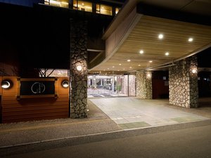 ・【エントランス】車寄せから入口までは屋根付きで、雨の日も安心です