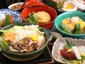 秋の京会席。とろ湯葉仕立ての秋の小鍋をご用意いたしました。ほっこりご堪能ください☆