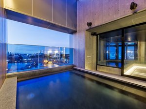 【大浴場】ホテル最上階の大浴場から、時間によって雰囲気が変わる不忍池の眺めをお楽しみください。