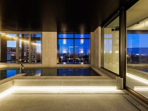 【大浴場】ホテル最上階の大浴場から、時間によって雰囲気が変わる不忍池の眺めをお楽しみください。
