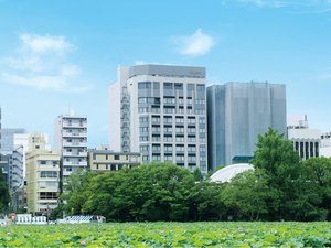【外観】京成本線「京成上野駅」徒歩3分、東京メトロ千代田線「湯島駅」徒歩2分。