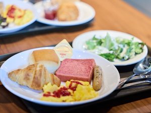 パンやサラダ、シリアルのご用意もございます。