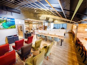 【4F】飲食&休憩スペースではテーブル席でゆったりとくつろぐこともできます