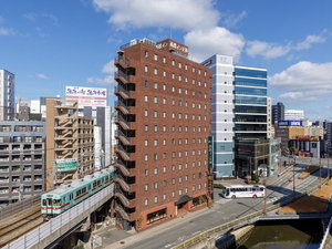 南東から見たホテル外観 天神地下街の「西12C出口」から徒歩3分