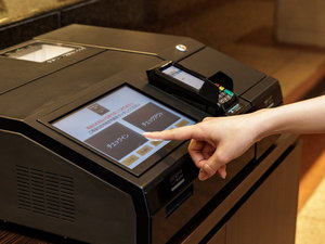 自動チェックイン機 対人が非接触で予約の検索、カードキー発行のお手続きが可能