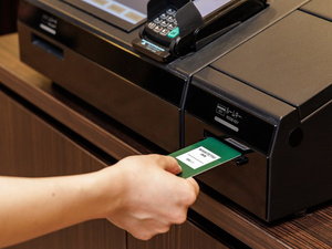 自動チェックイン機 チェックアウトも対人が非接触でお手続きが可能