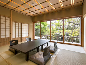 �E����q���@�ڂ̑O�ɓ��{�뉀�ƒr�𒭂߂鏃���{����̂�����