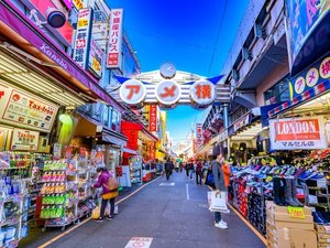 【当館から徒歩約8分】活気あふれる商店街で、食料品や雑貨を格安で購入「アメヤ横丁」