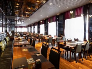 �y�X�r���b�t�F�z���C���Z���[�̂���ׂ��X�̃g���l����i�ނƁA�������u�X�r���b�t�F�v�i�C���[�W�ʐ^�j