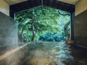 【大浴場】時間帯によって表情を変える湯坂山の景色
