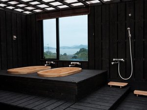 海が見える露天風呂とサウナ用水風呂