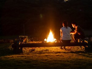 焚火を前にいつもとは違う時間を