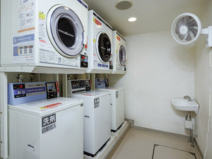 【コインランドリー】長期宿泊に便利なコインランドリーをご用意。