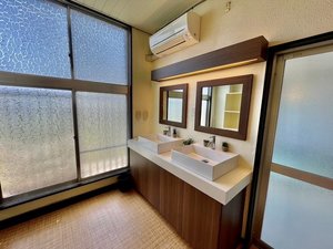 大浴場の洗面台です。最新のものにリノベーション。